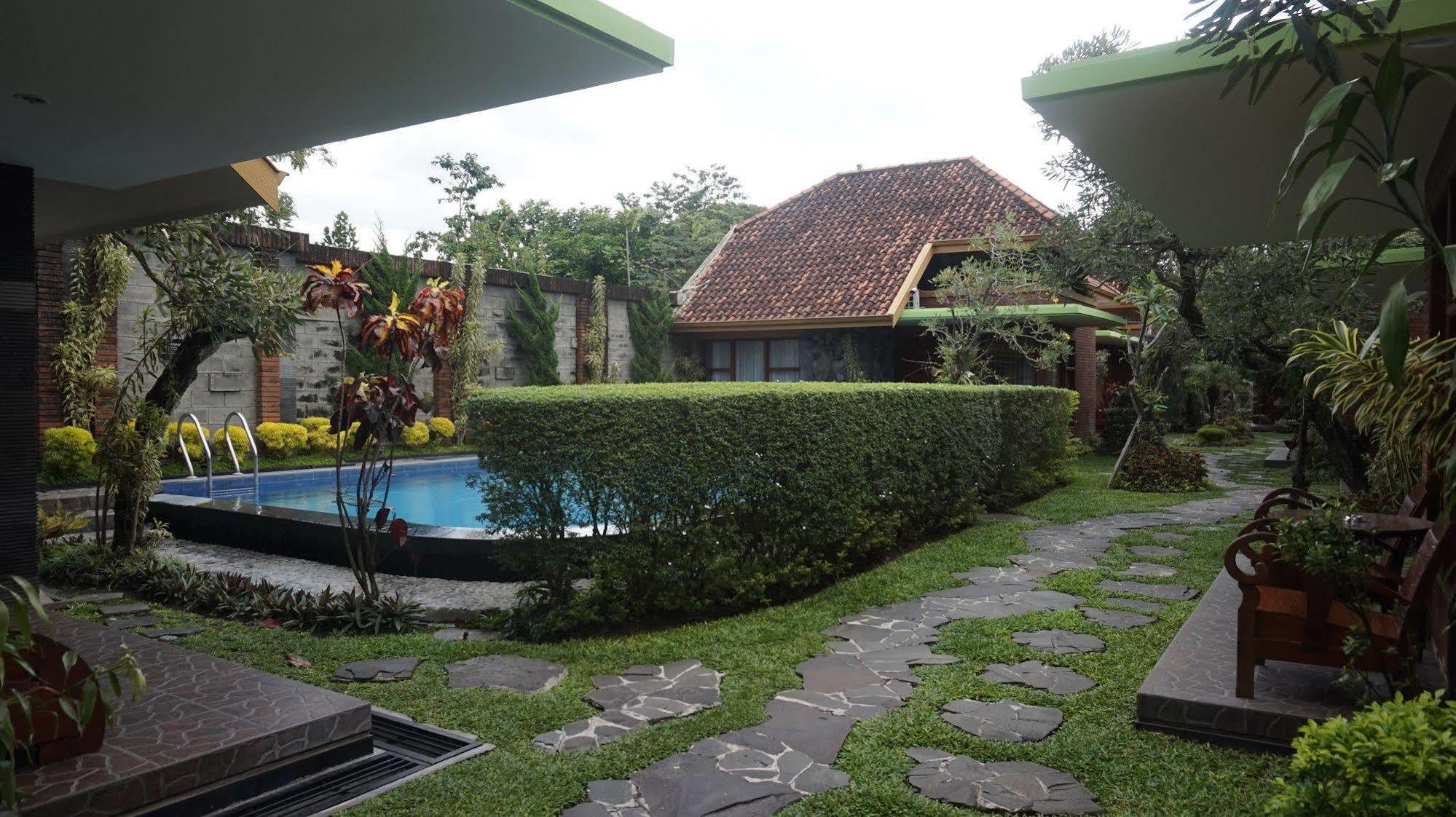 Hotel Rumput Resort & Resto Maguwo Exterior foto